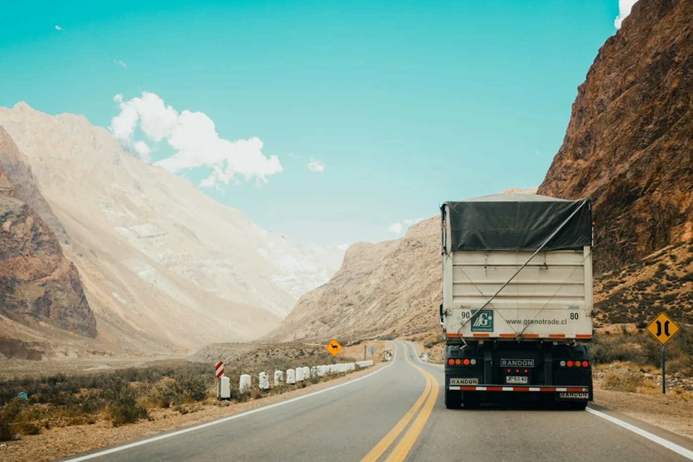 Un véhicule de transport en déplacement sur une route
