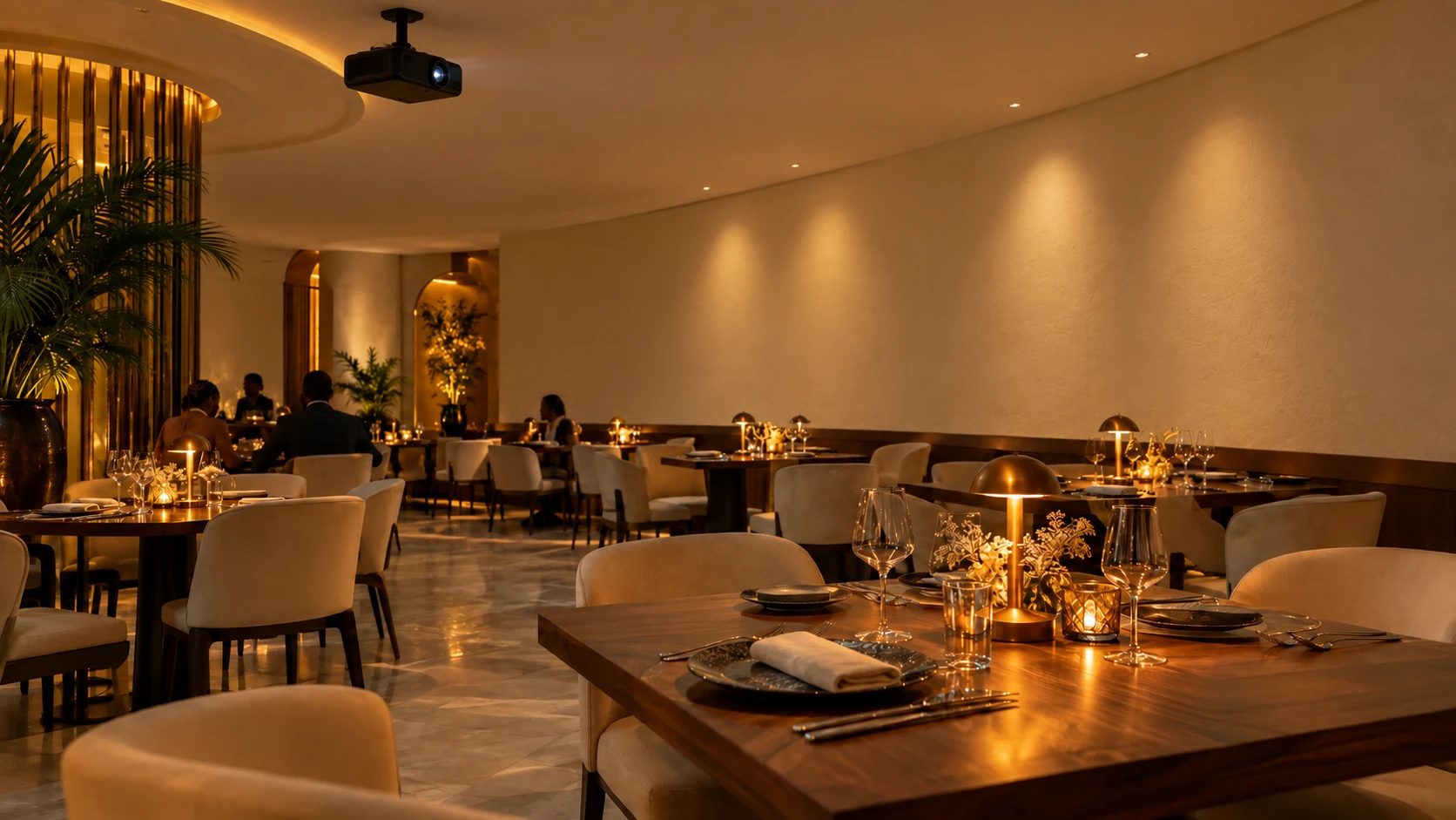 Restaurant aux murs clairs, avec un projecteur fixé au plafond